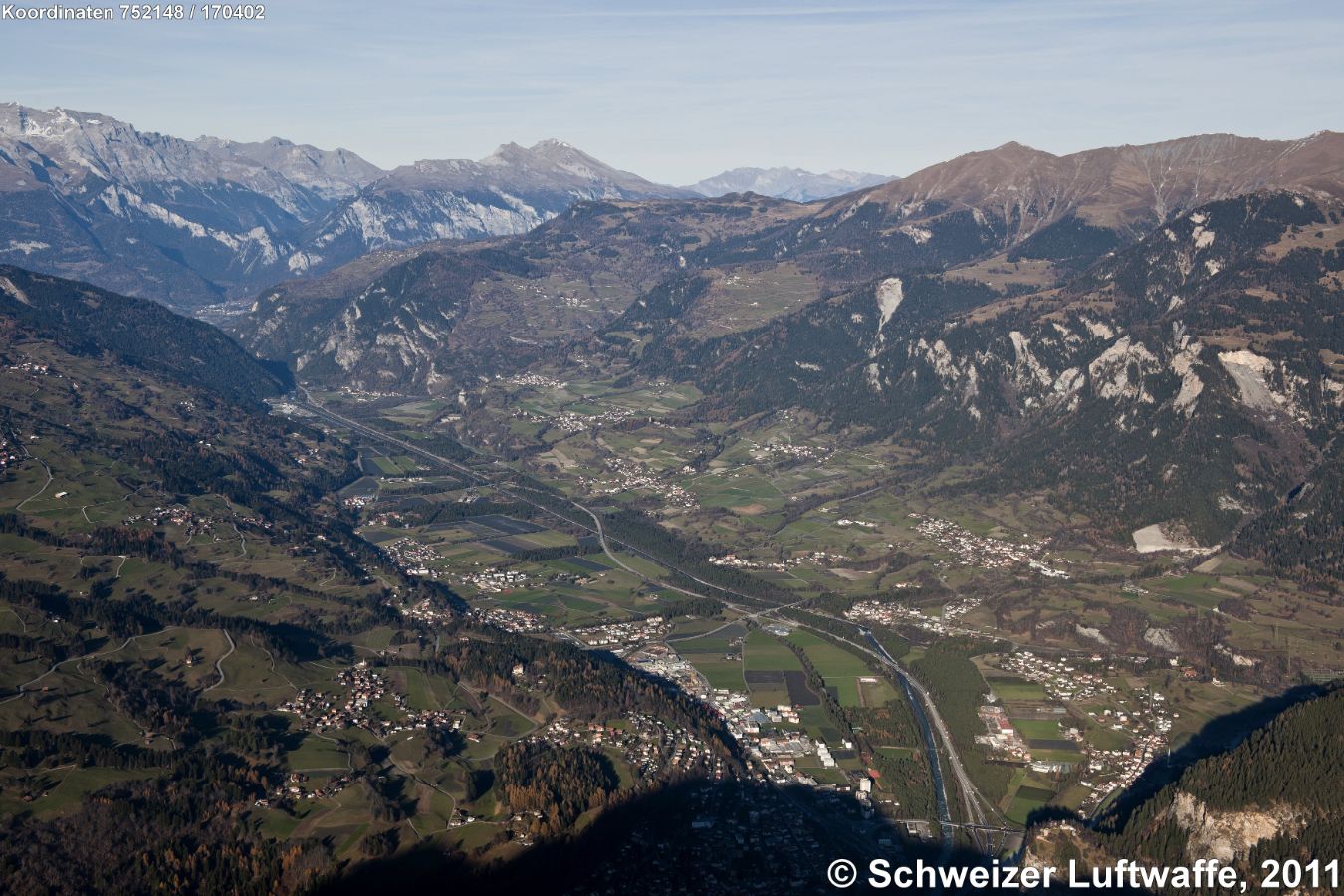 Heinzenberg, Domleschg, Thusis, Cazis. - Hinterrheintal (Norden obere linke Bildecke). Siedlung Mitte unten: Thusis; rechts des Rheins, unten im Bild: Sils im Domleschg. Grössere Siedlung auf dem Heinzenberg, linke Bildhälfte unten: Masein, schräg darüber Tartar; Siedlung linker Bildrand Mitte: Präz